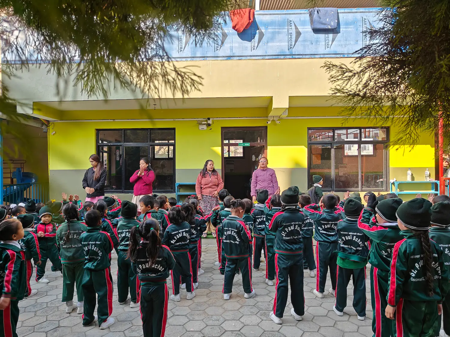 st-paul-school-kids-praying